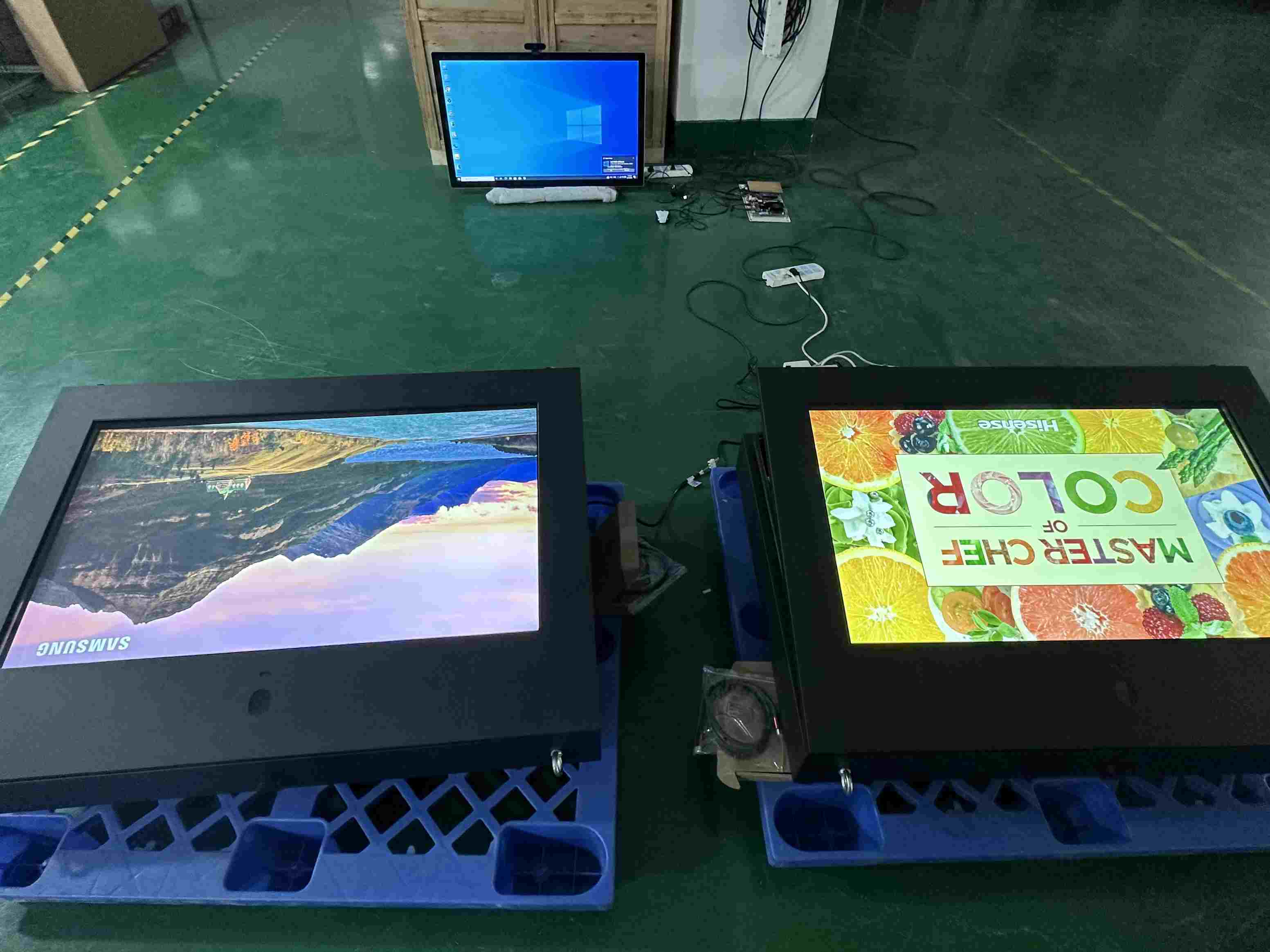 Velit XLIII murum mounted 2500nits kiosk 4k monitor