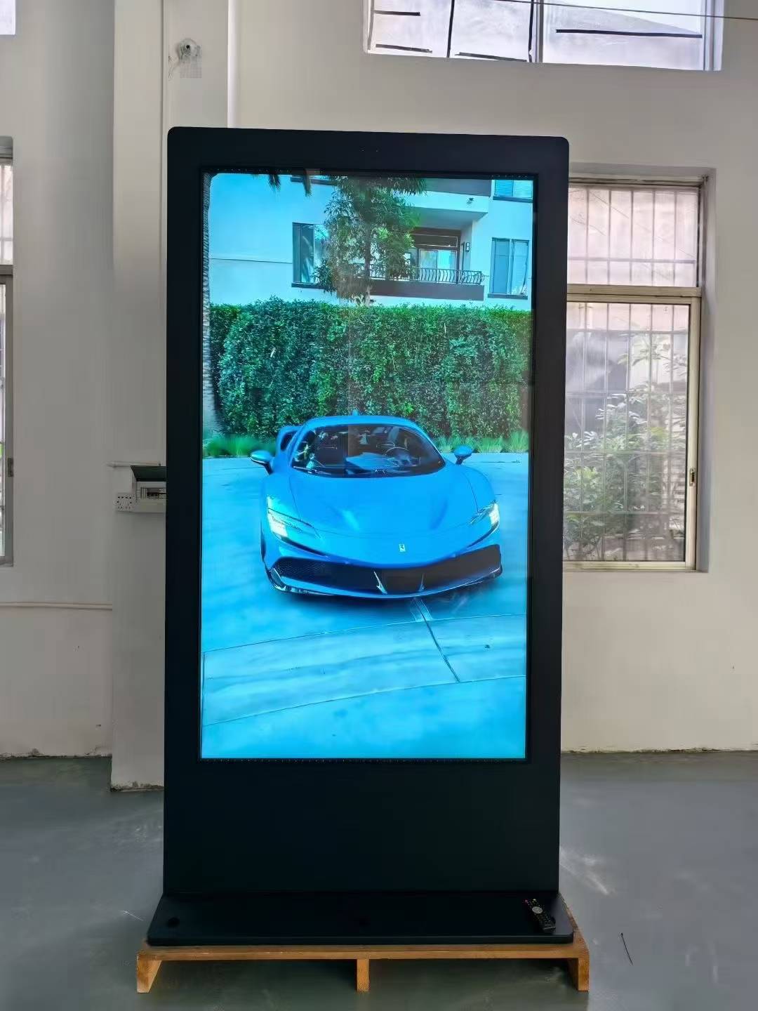 Velit LXXXVI inch area stans 2500nits kiosk 4k digital signage